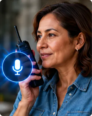Una mujer hablando por un radio con el botón de micrófono encendido